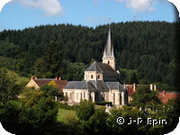 L'église Saint Jacques depuis la route de Montcheru