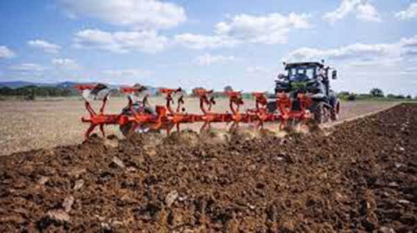 La revolution verte, course à la puissance. Ce dispositif est tiré par un tracteur de 14 tonnes !