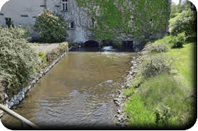 l'eau passe sous le moulin